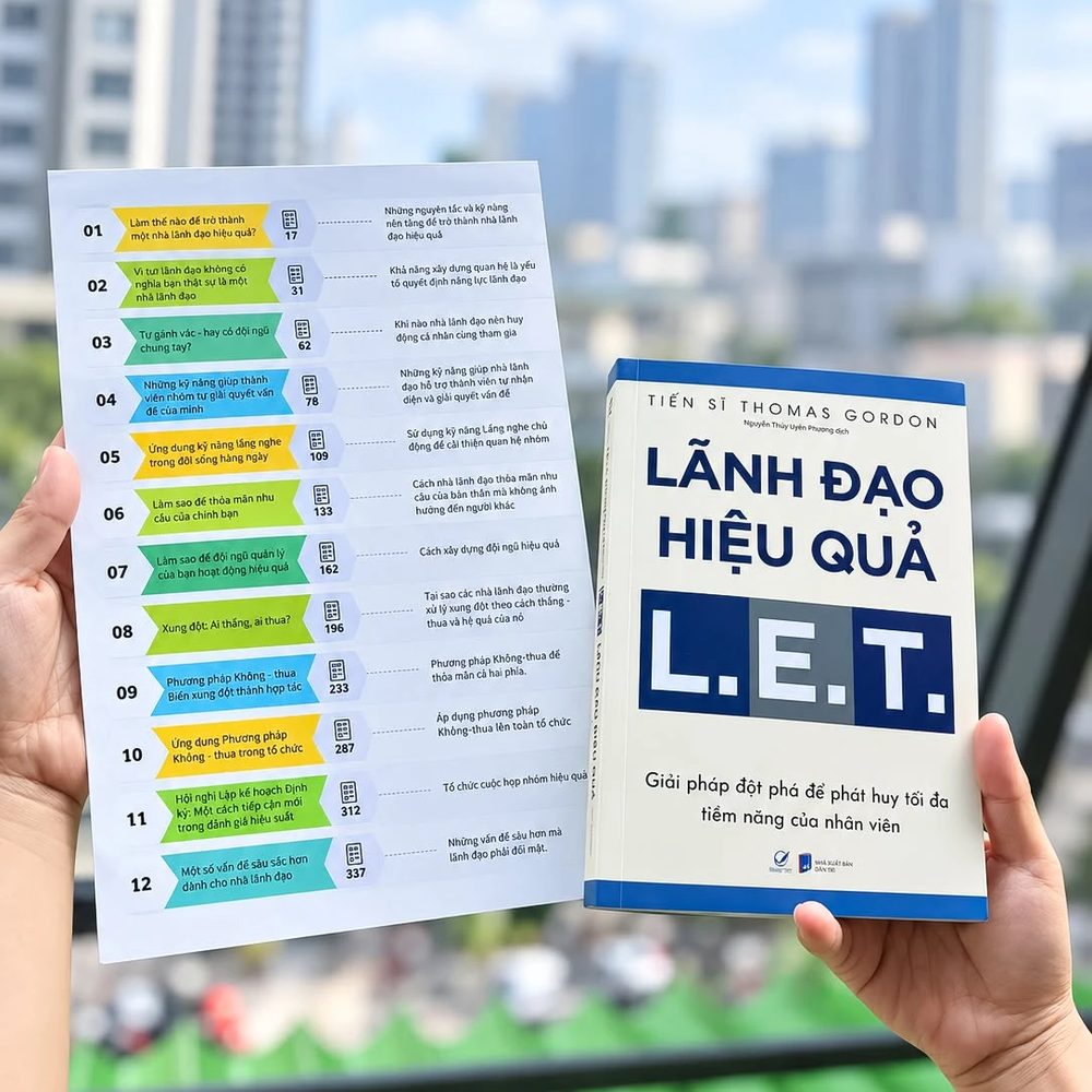 Hai bàn tay cầm cuốn sách Lãnh đạo hiệu quả L.E.T. và tờ mục lục 12 chương